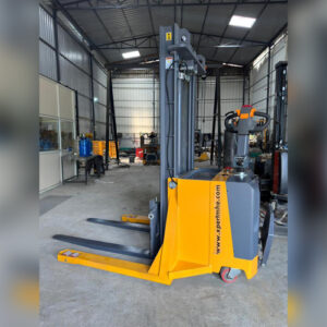 Electric Stacker 4 Mast Capacity 1.5Ton 6.5 Mtr Lift Height