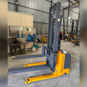 Electric Stacker 1600 Kgs Capacity Lift Height 4.5Mtr