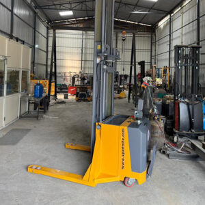 4 Mast Electric Stacker Capacity 1.5Ton 6 Mtr Lift Height